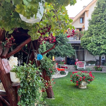Villa Casa Mona à Oradea Extérieur photo