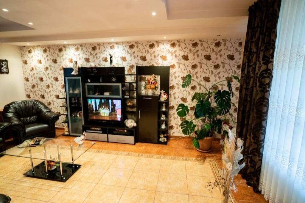 Villa Casa Mona à Oradea Extérieur photo